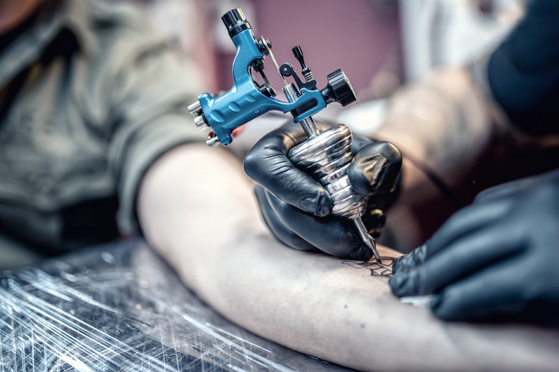How Black Nitrile Gloves Protect Tattoo Artists
