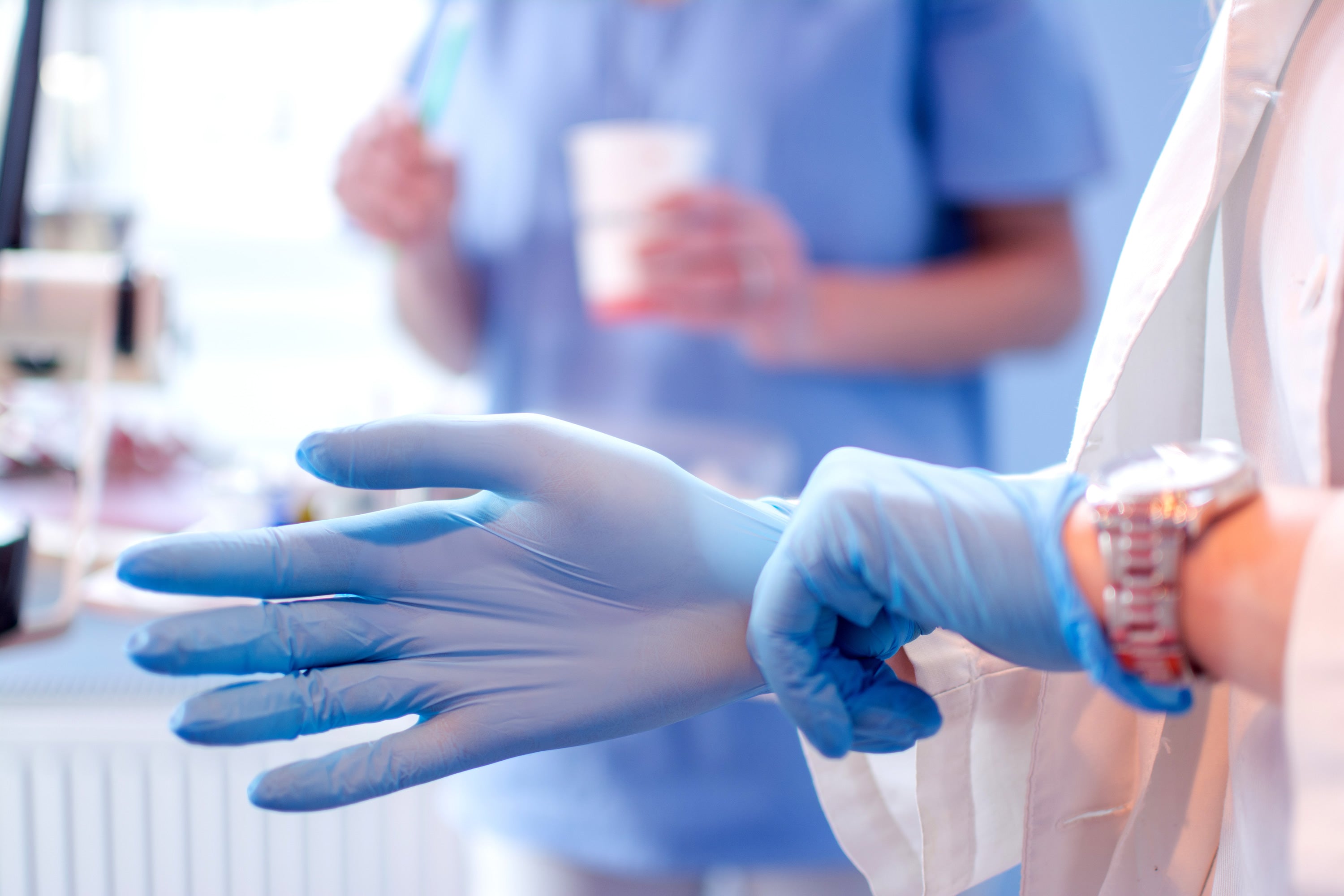 What are the Advantages of Using Disposable Latex Gloves?